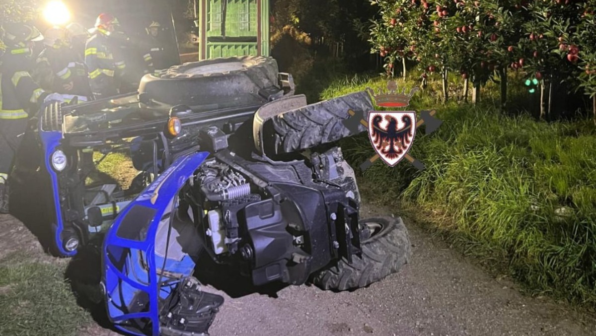Trattore carico di mele si ribalta in campagna: raddrizzato con cuscini di sollevamento e paranco - 