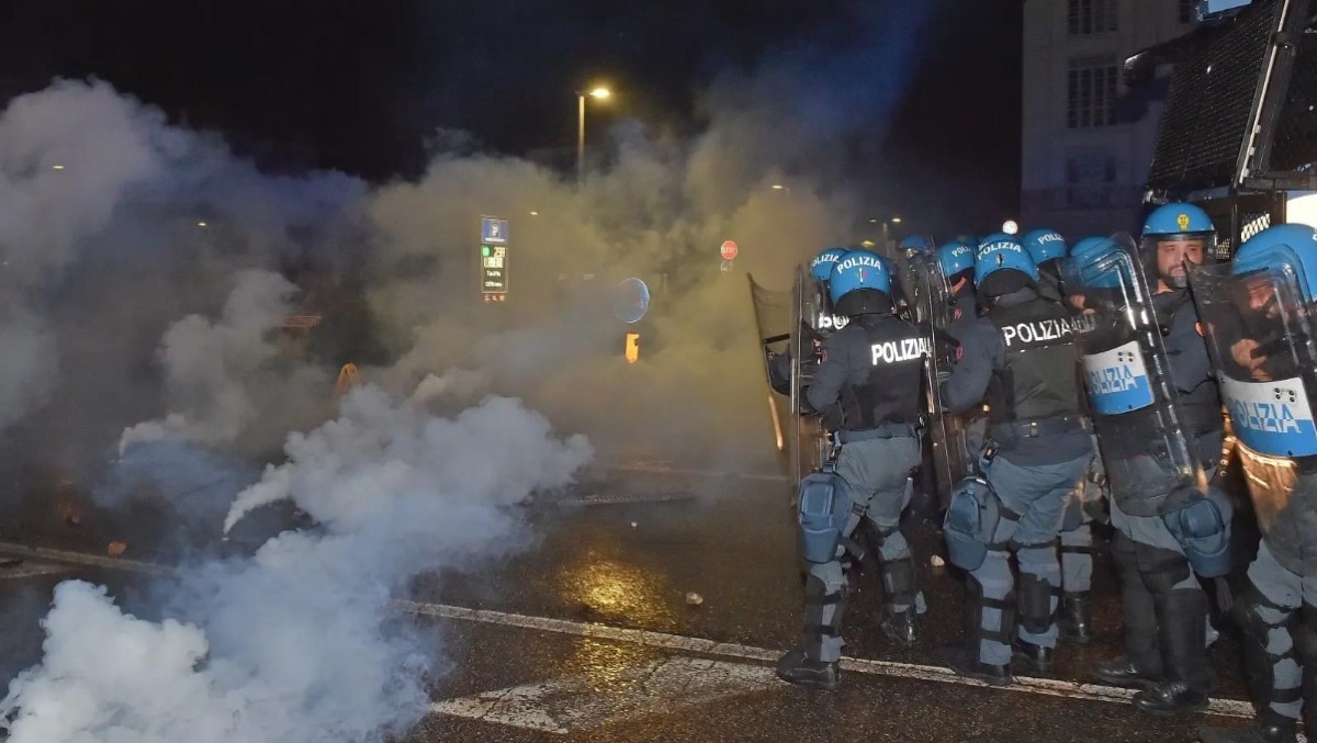 Scontri tra manifestanti ProPal e Forze dell'Ordine a Udine: 13 fermati e 2 in manette - FOTO e VIDEO - 