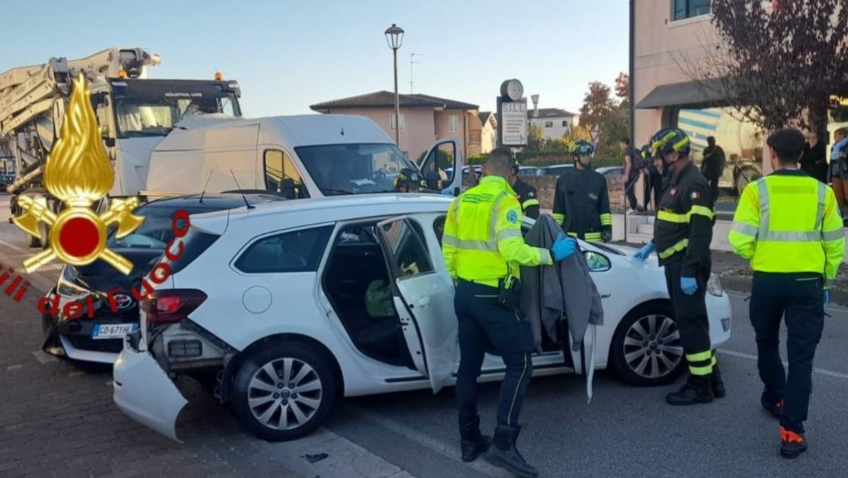Violento scontro tra sei mezzi tra cui un furgone e una betoniera: cinque feriti -