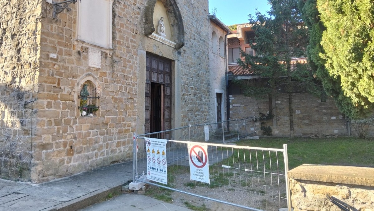 Muggia, al via i lavori di riqualificazione del cortile della chiesa di San Francesco: pavimentazione in pietra arenaria e nuovi sottoservizi -