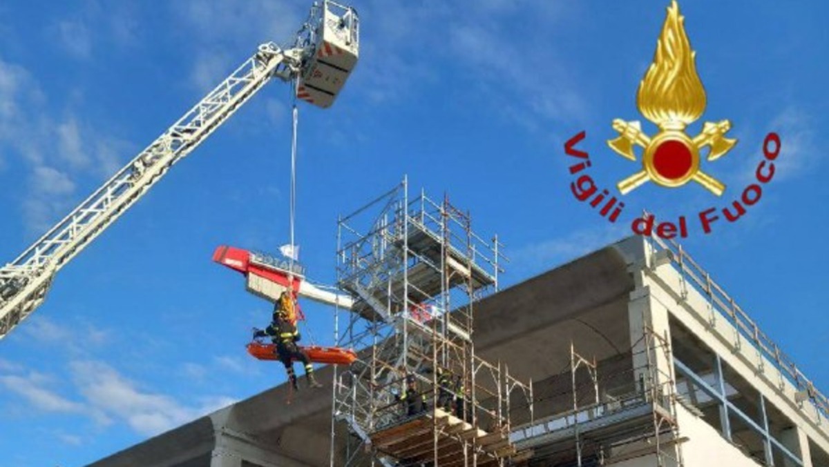 Malore mentre lavora su un'impalcatura: operaio soccorso a 15 metri d'altezza - VIDEO - 