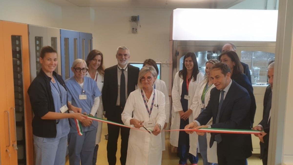 Tecnologia e cura dei tumori: inaugurato a Udine il robot per la preparazione automatica dei farmaci -