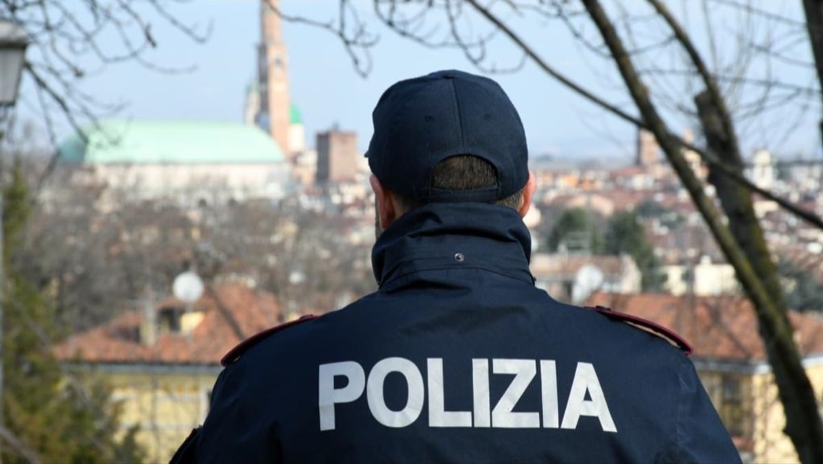 Fermato dalla Polizia, nascondeva un coltello a serramanico nello zaino: denunciato 35enne -