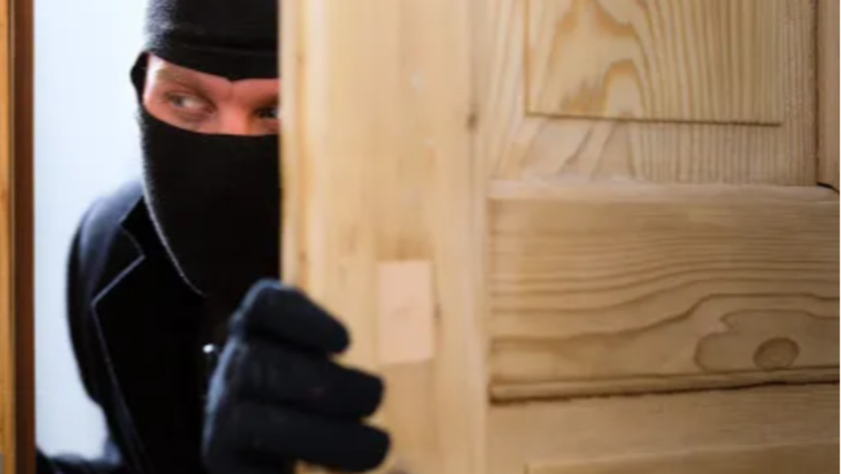 Rientra a casa e la trova a soqquadro, nessun segno di effrazione: bottino da circa 10mila euro - 