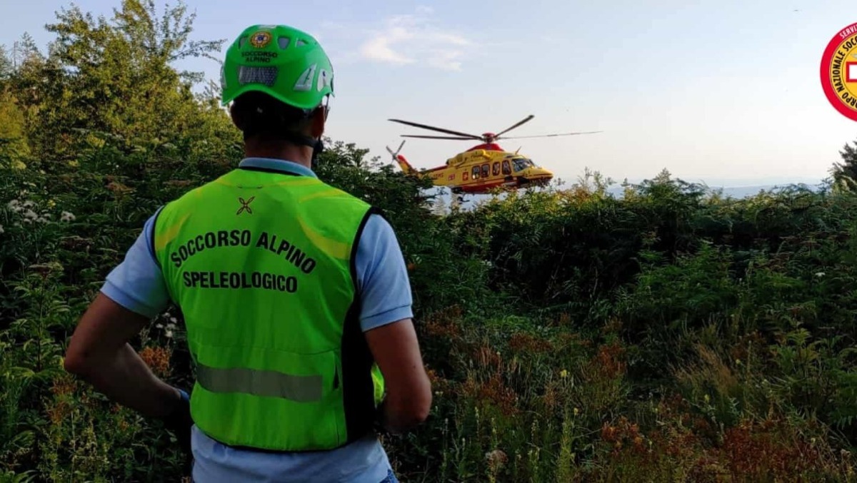 Cade in un pendio mentre cerca un cervo ferito: trovato senza vita l’anziano scomparso -