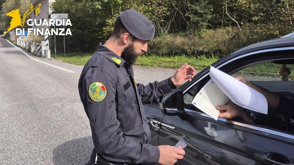 Ecstasy, LSD e ketamina nel bagagliaio: fermato al confine un 45enne -