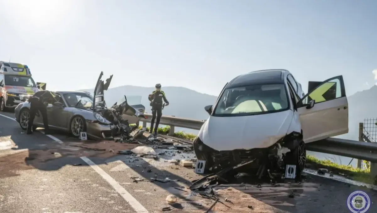 Spaventoso frontale tra Porsche e utilitaria: auto rimane in bilico sul guardrail, tre feriti | FOTO - Foto - Vigili del Fuoco Alto Adige