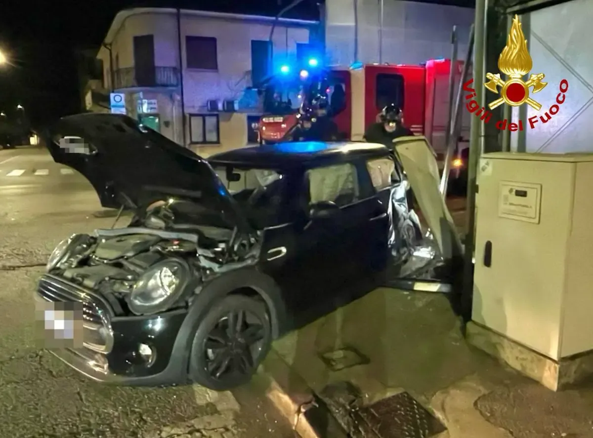Violento incidente tra due auto, una si schianta contro la cabina elettrica: conducente in ospedale | FOTO -