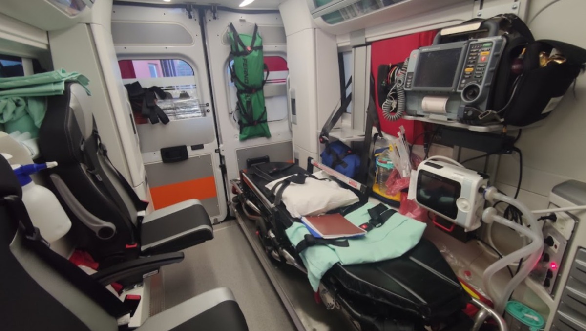 Paura in centro a Bolzano, 25enne inseguito: colpito alla schiena con un coltello - 