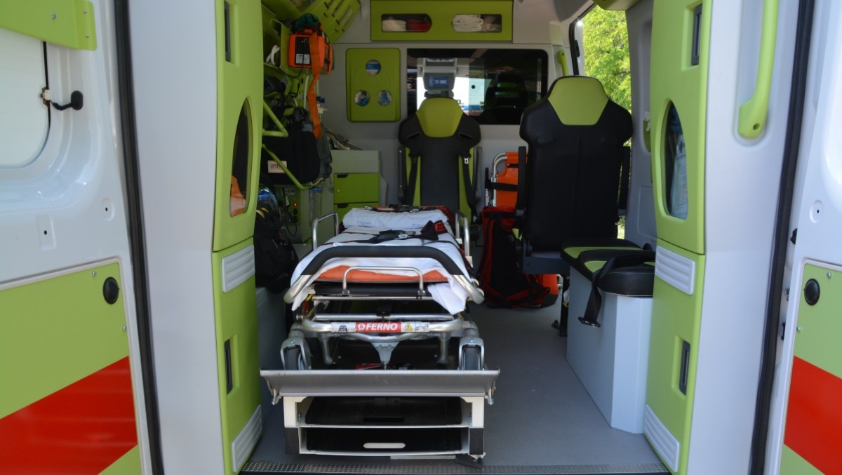 Urta un'auto con gli skiroll, cade sull'asfalto: 12enne finisce al pronto soccorso - 