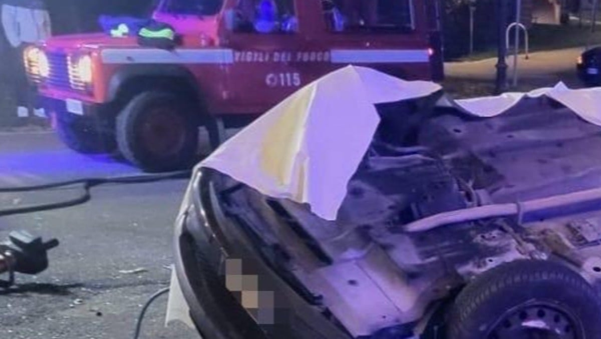 Tre ragazzi di 20 anni muoiono nello schianto contro la rotonda: auto fatta a pezzi, l'amico in fin di vita -