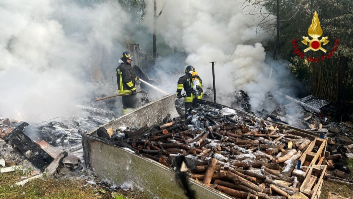 Legnaia in fiamme con 70 quintali di legna: incendio si propaga rapidamente. Video - 