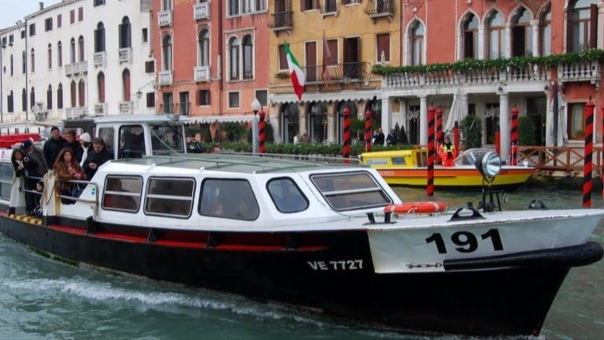 Colpito da una scarica di calci e pugni: brutale aggressione a un comandante Actv -