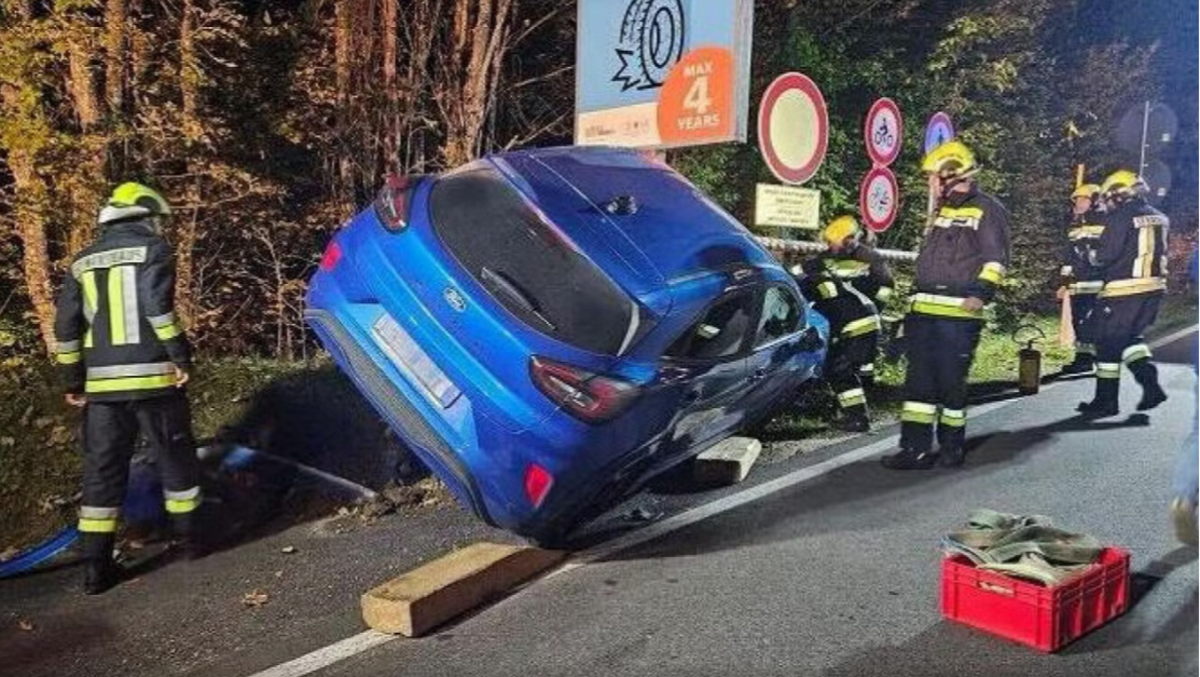Perde il controllo dell'auto in curva: centra in pieno il cartello della prevenzione incidenti - 