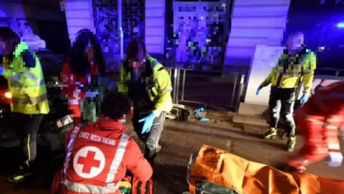 Tira fuori un coltello in pieno centro e inizia ad accoltellare un uomo: 31enne in condizioni disperate -