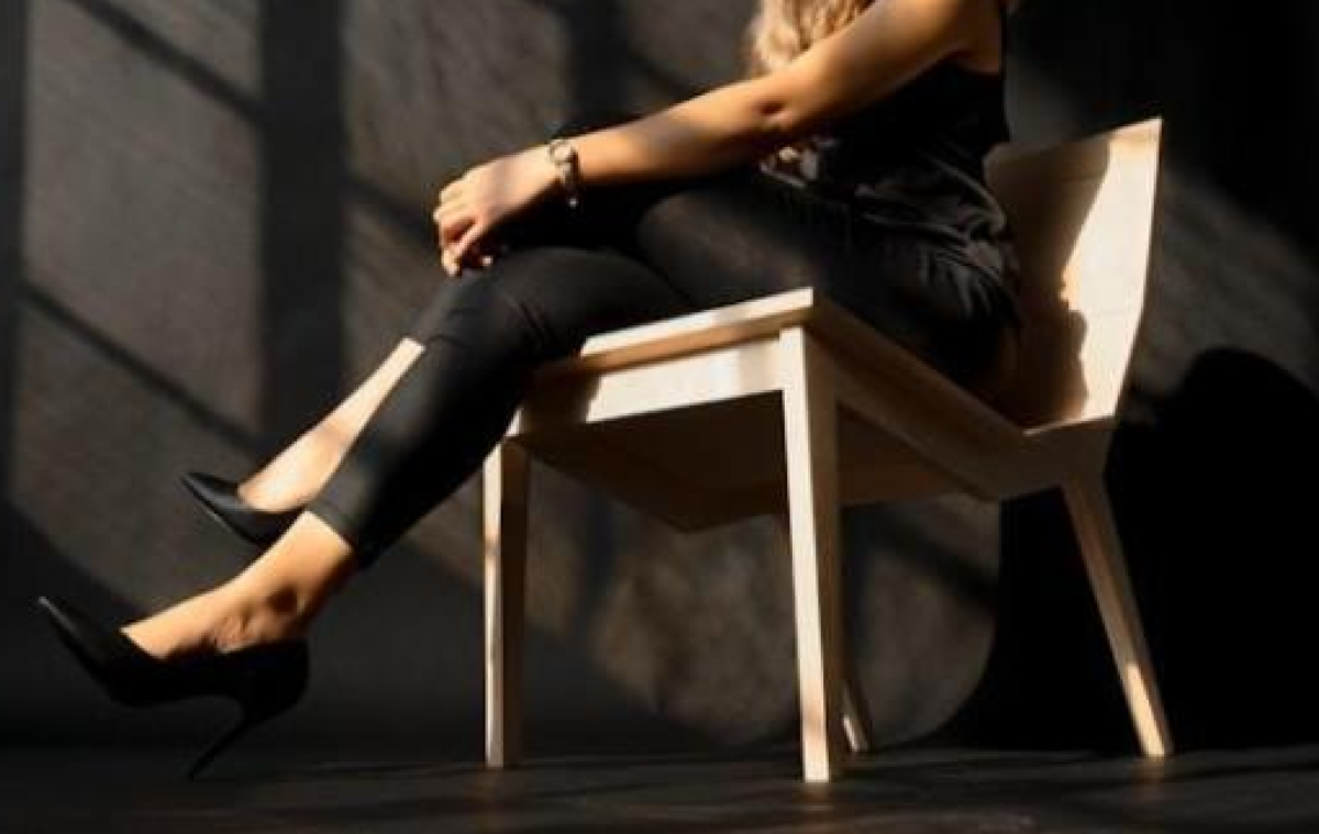 Il potere del tessuto: come scegliere pantaloni donna in materiali pregiati per un'eleganza che dura - 