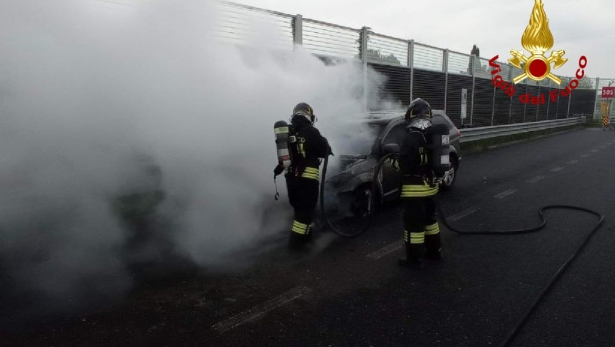 Esce fumo dal cofano, conducente scende appena in tempo: auto distrutta dalle fiamme in A4| FOTO -