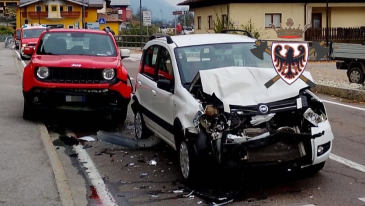 Tamponamento a catena in centro a Villa Rendena, quattro auto coinvolte: un ferito - 