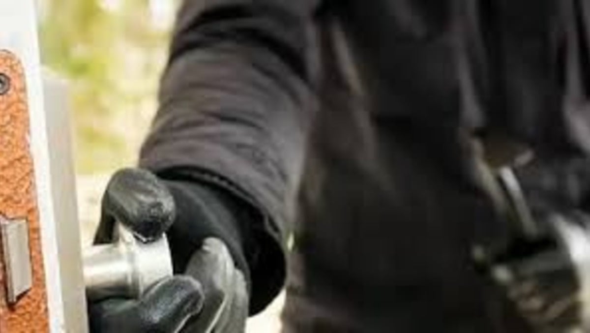 Furto in villetta a Pavia di Udine: proprietario torna a casa e la trova rivoltata, ladri in fuga -
