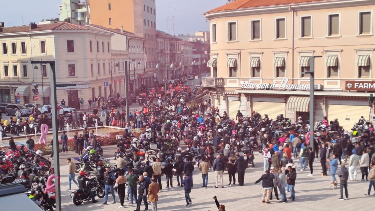 Monfalcone, la Bike Run in rosa batte ogni record: 300 centauri in piazza per la solidarietà -