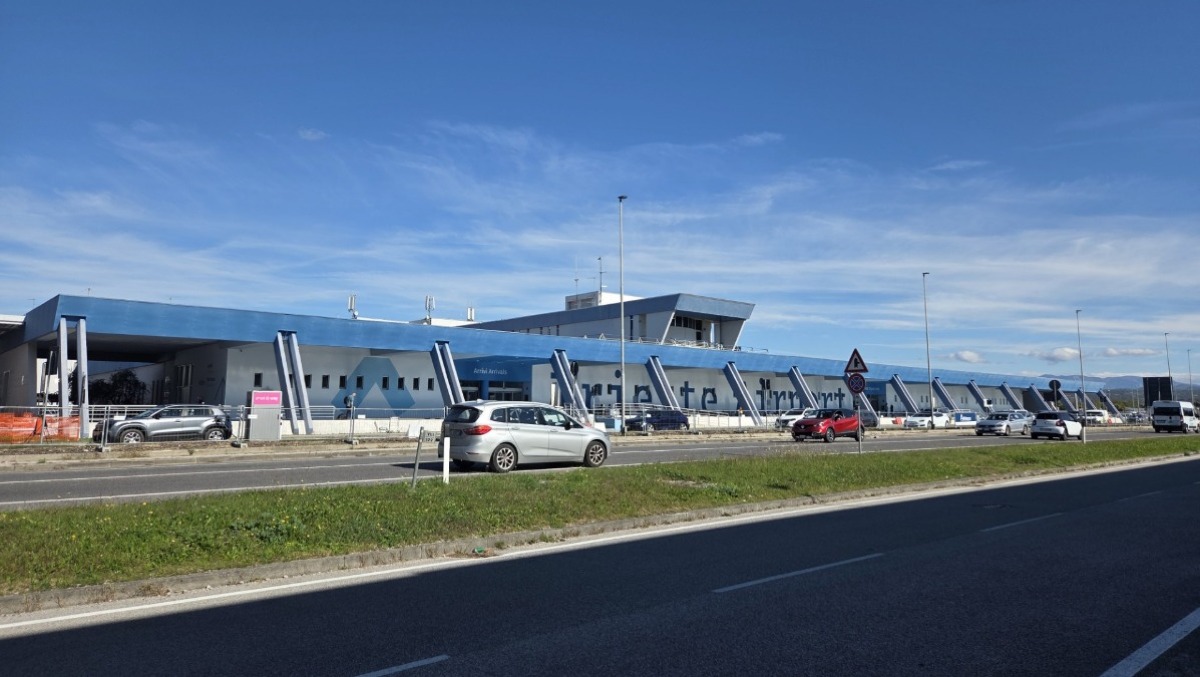Nuovo accesso e nuova pista ciclabile: come cambia la viabilità davanti al terminal di Trieste Airport -