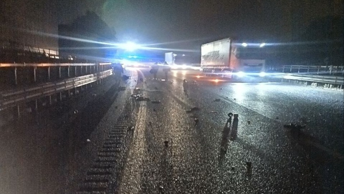 Incidente sull’A23, autocisterna piomba contro il guardrail: «sversamento di gasolio e detriti ovunque» -