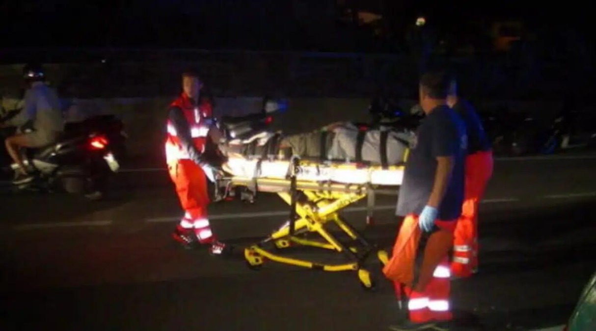 Scontro fatale auto-scooter: centauro 49enne muore sul colpo, lascia due figli -