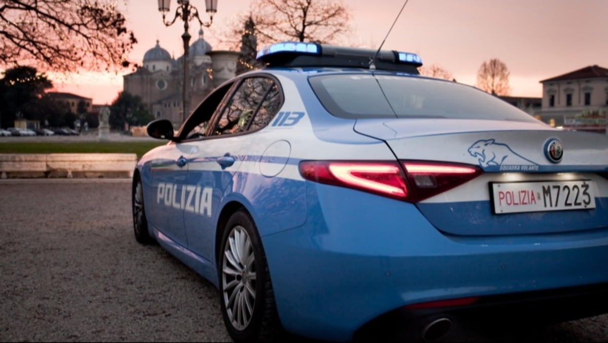 Sfonda il finestrino e ruba 700 euro da un'auto: col ricavato compra la coca, denunciato 29enne - 
