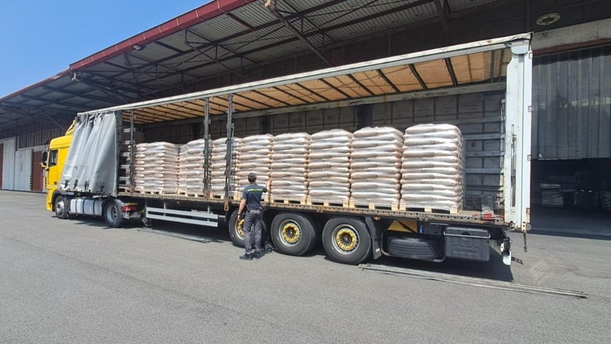 Sequestro diventa risorsa: Finanza di Trieste dona 23 tonnellate di pellet al Comune di Forni di Sopra -