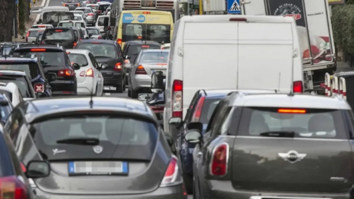 Giunto stradale si solleva: pneumatici danneggiati e veicoli in panne sulla Valsugana -