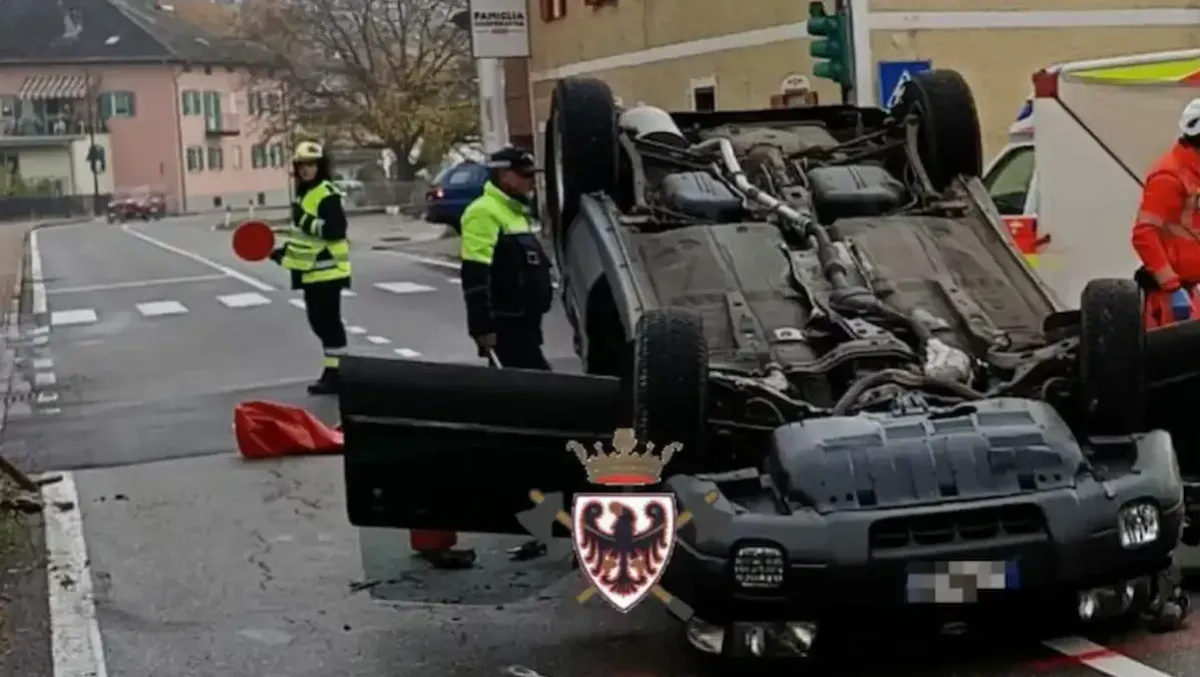 Si schianta contro il parapetto, auto finisce ribaltata in mezzo alla strada: conducente intrappolato - 