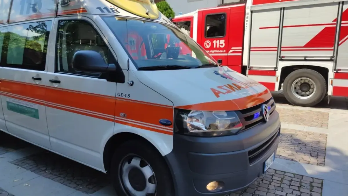 La casa va a fuoco, ma quando arrivano i pompieri e carabinieri gli punta contro una pistola carica  - 