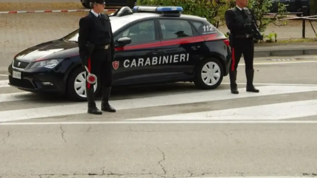 Esce dal bar e vede l’auto in sosta: sale a bordo senza patente e la ruba - 