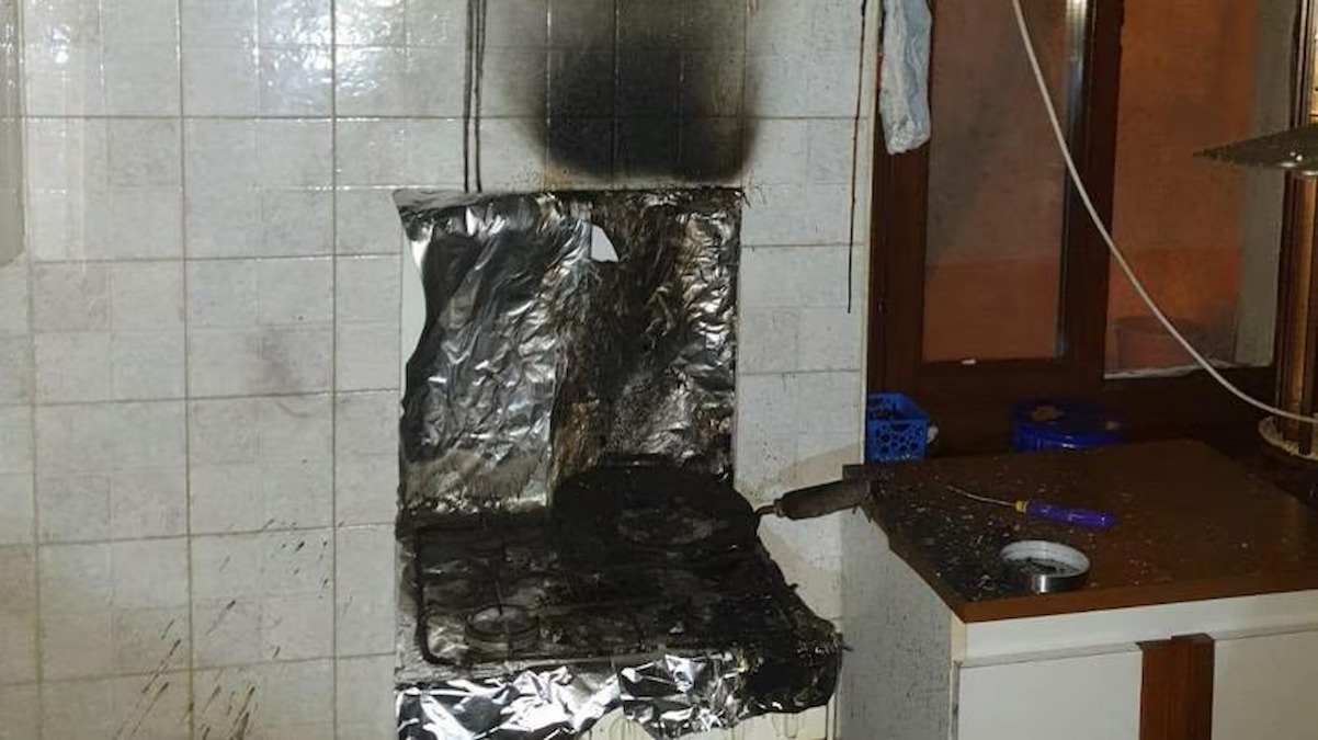 Si dimentica la padella sul fuoco, divampano le fiamme: mamma e due bimbi intossicati dal fumo - 