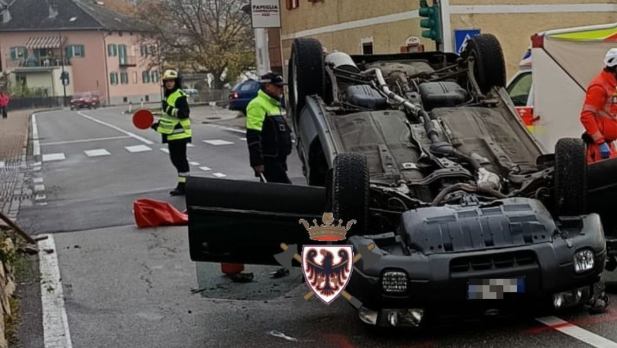 Auto centra un parapetto in corsa e finisce ruote all'aria: conducente esce sulle sue gambe - 