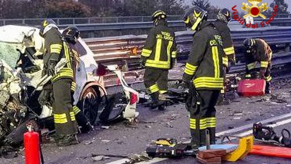 Tremendo scontro tra auto e camion: due feriti gravi, estratti dalle lamiere deformate -