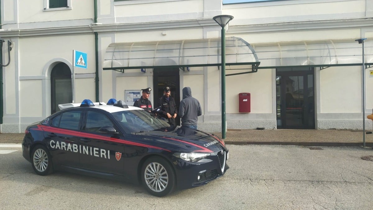 Sassi dei binari contro i monitor della stazione: denunciati sette baby vandali -