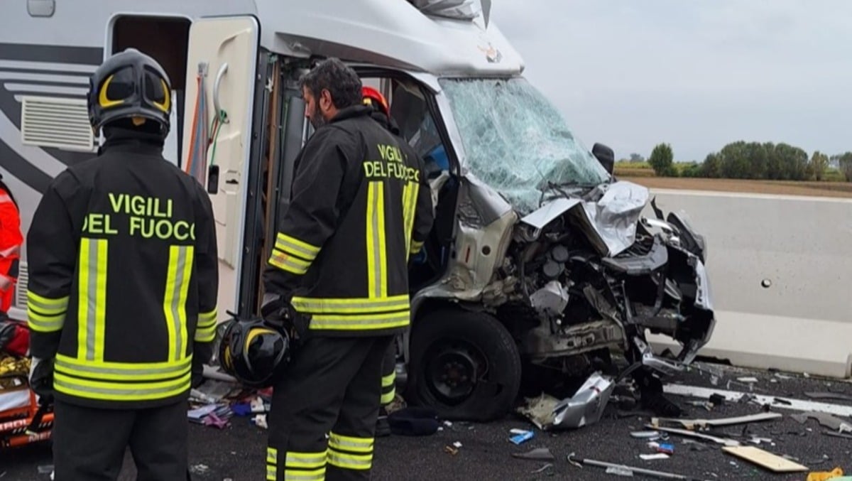 Camion perde il controllo della motrice, sbatte violentemente contro un camper: 4 feriti - 