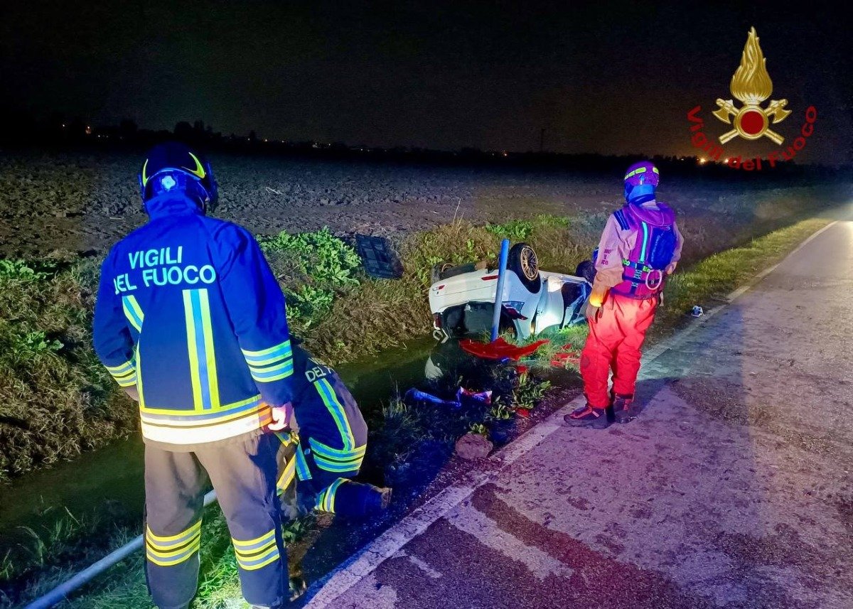 Auto esce di strada e finisce ribaltata nel fosso: conducente ferito estratto dalle lamiere -