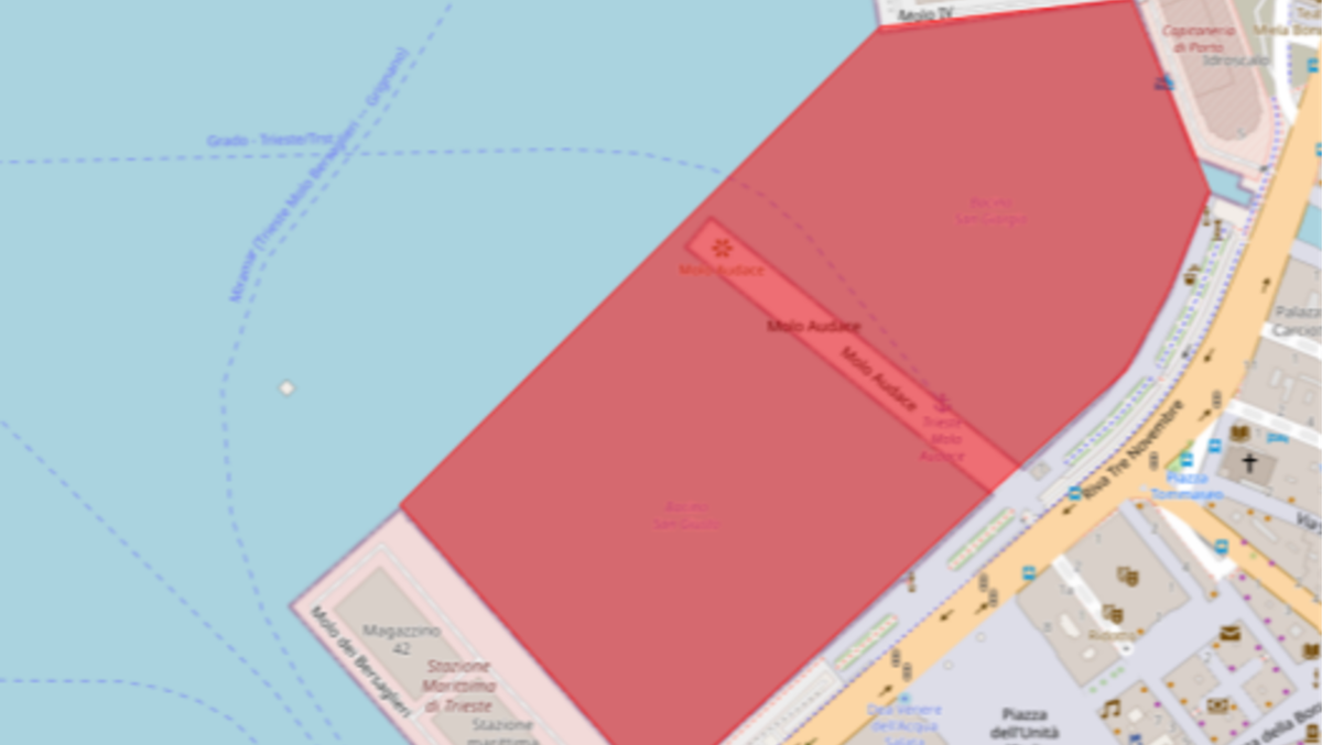 Cerimonia di consegna della Bandiera di Combattimento: stop alla navigazione nel Porto di Trieste -