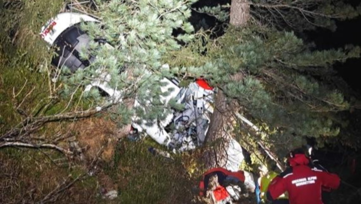 Precipita con l'elicottero nel bosco: gravissimo il pilota Roberto Fontanari - 