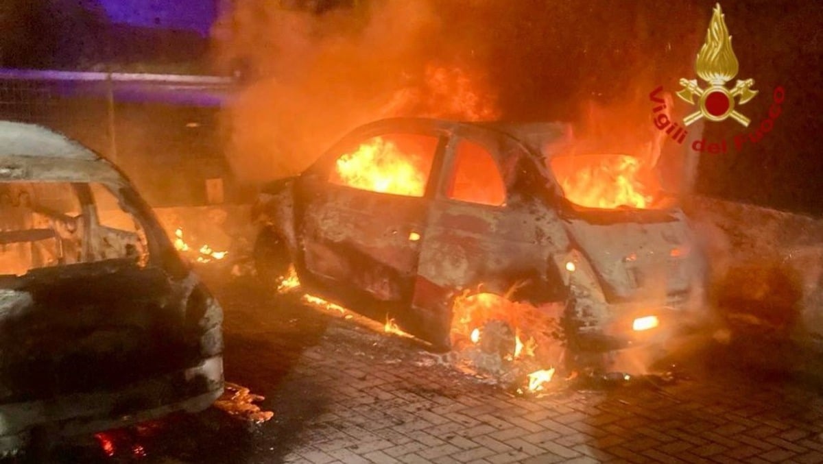 Due auto a fuoco nel parcheggio del condominio: vetture completamente divorate dalle fiamme -