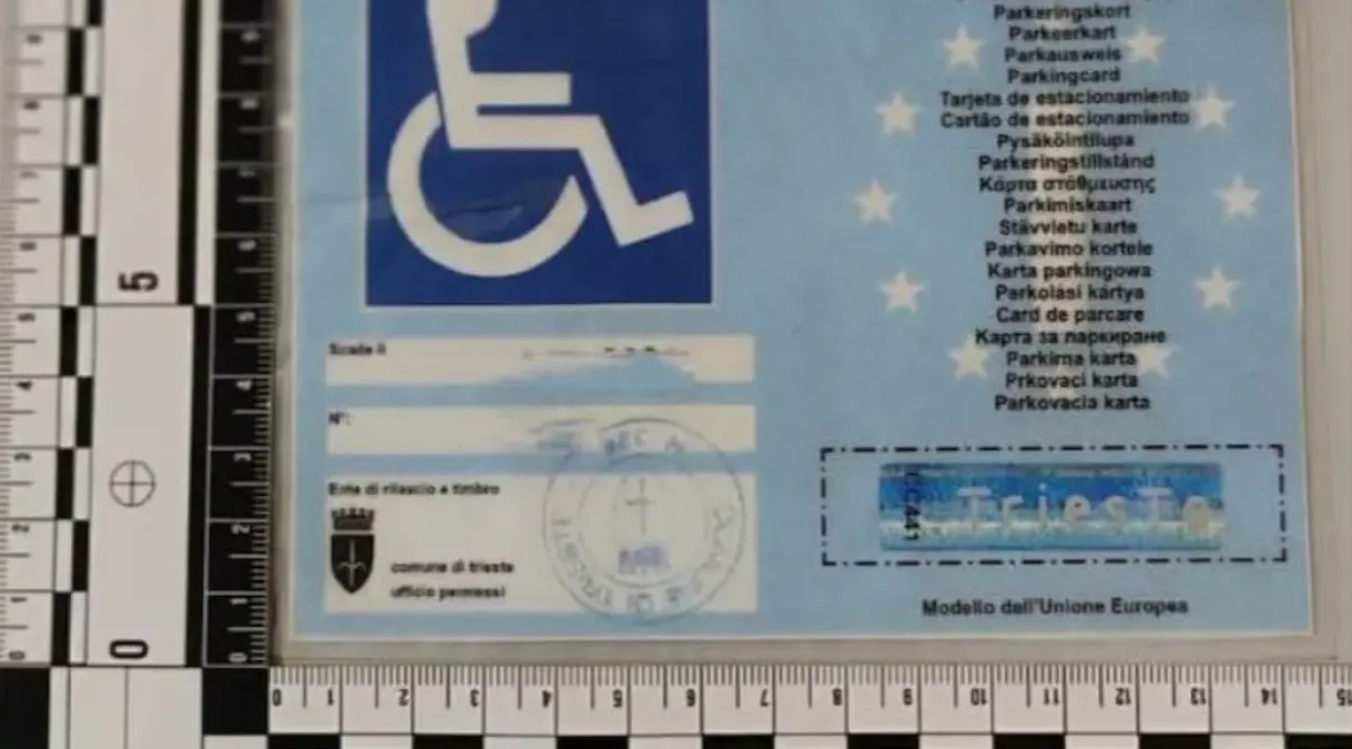 Da due giorni occupa lo stallo per disabili, poi la scoperta: il pass apparteneva a un defunto -