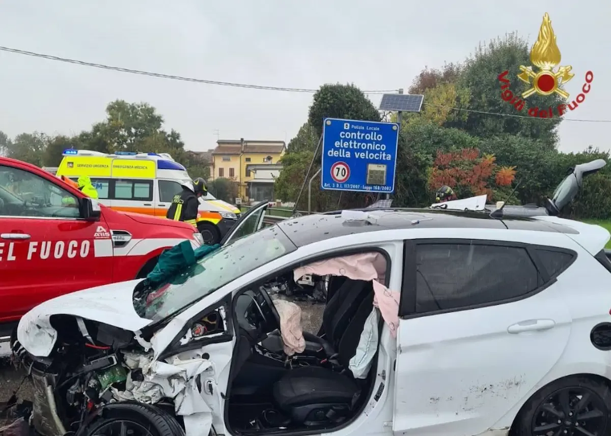 Violento incidente tra due auto: papà e figlio con disabilità estratti dalle lamiere | FOTO -