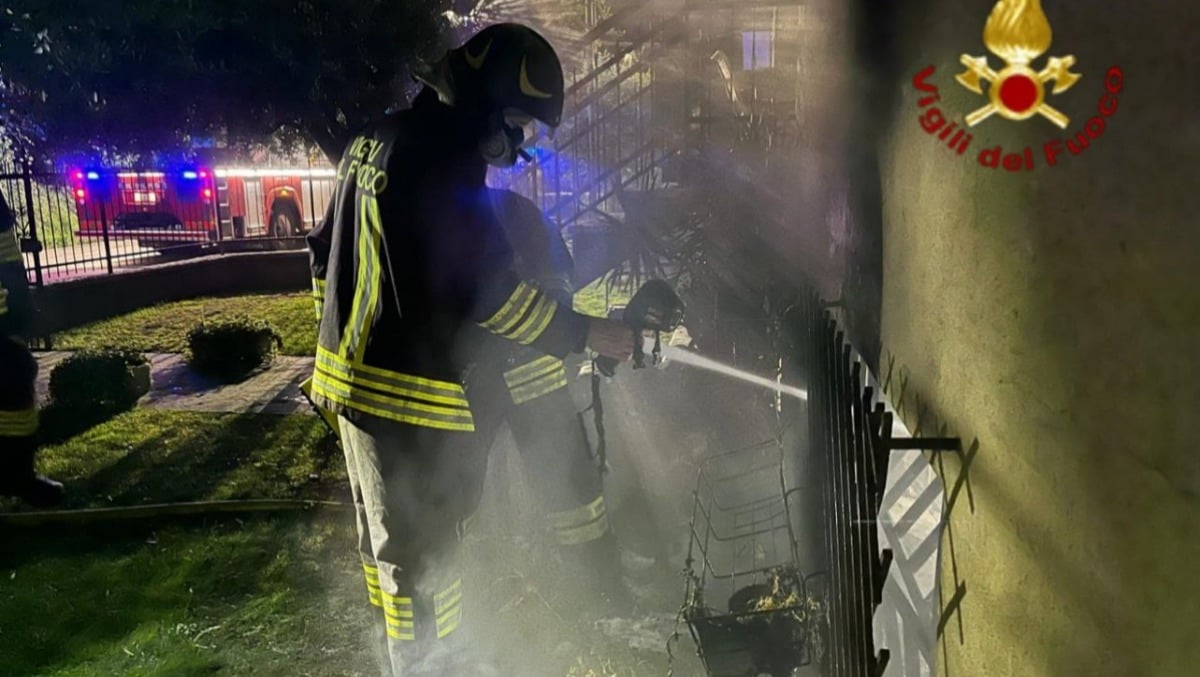 Fiamme nella taverna di una villetta nel Veronese: due famiglie evacuate in piena notte -