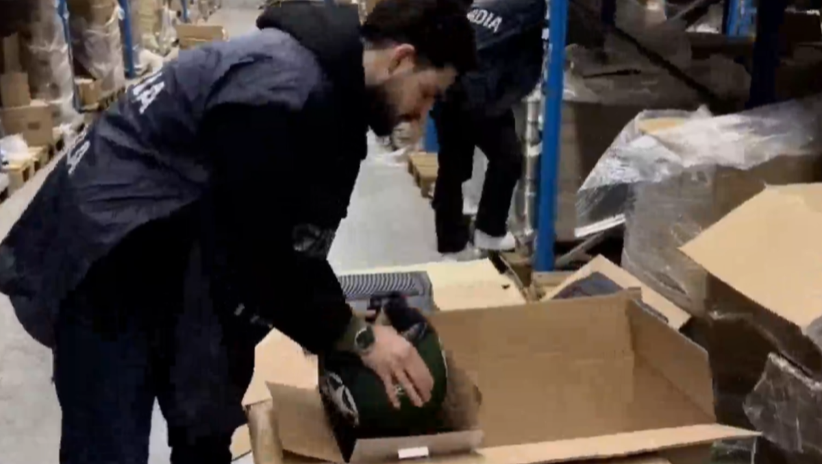 Falso "Made in Italy" in 4 regioni italiane: maxi-sequestro da 5,5 milioni di accessori per auto e moto -