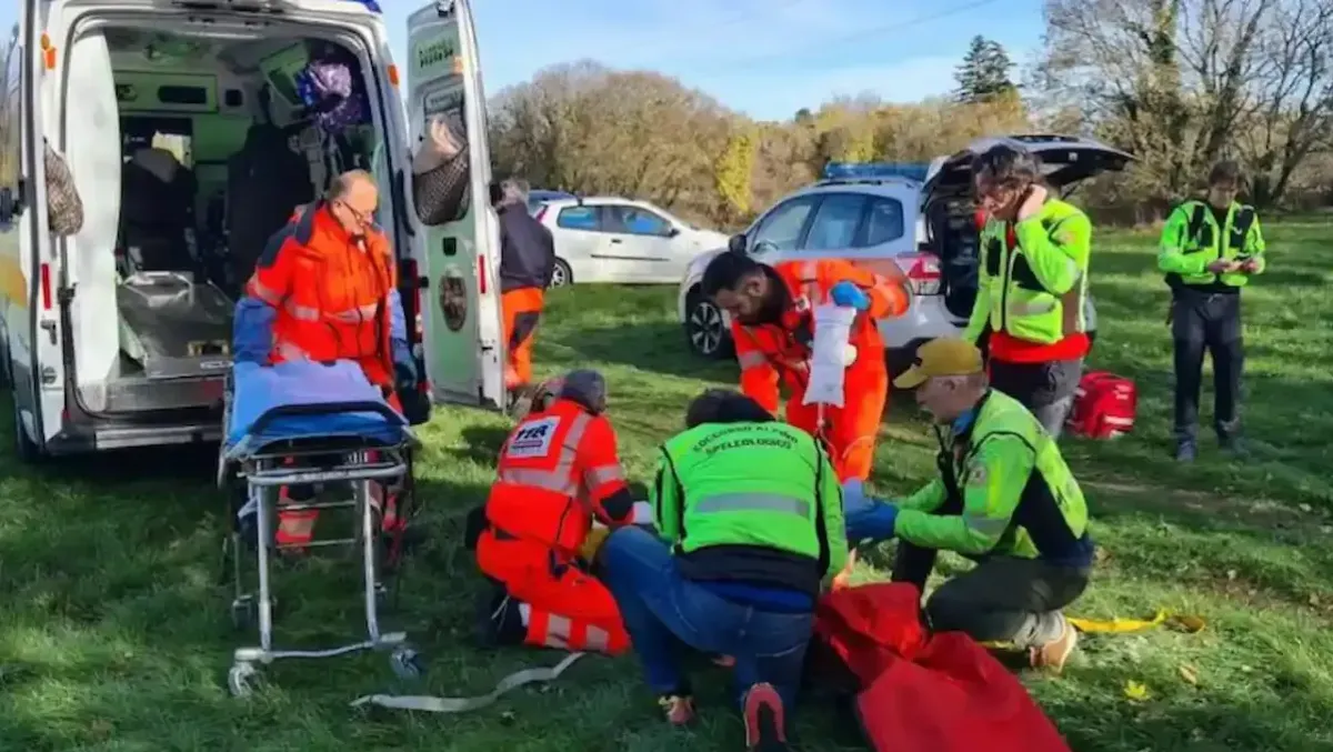 Colpito da un malore in giardino: precipita per decine di metri nella scarpata dietro casa -