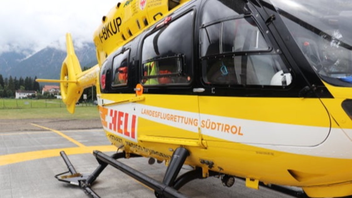 Il trattore si muove improvvisamente e si ribalta, 42enne incastrato sotto il telaio: è grave - 