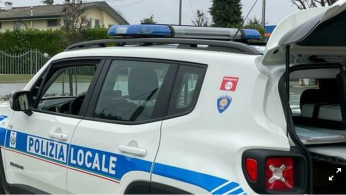 Incidente alla rotatoria, ciclista cade rovinosamente sull'asfalto: 58enne in codice giallo -