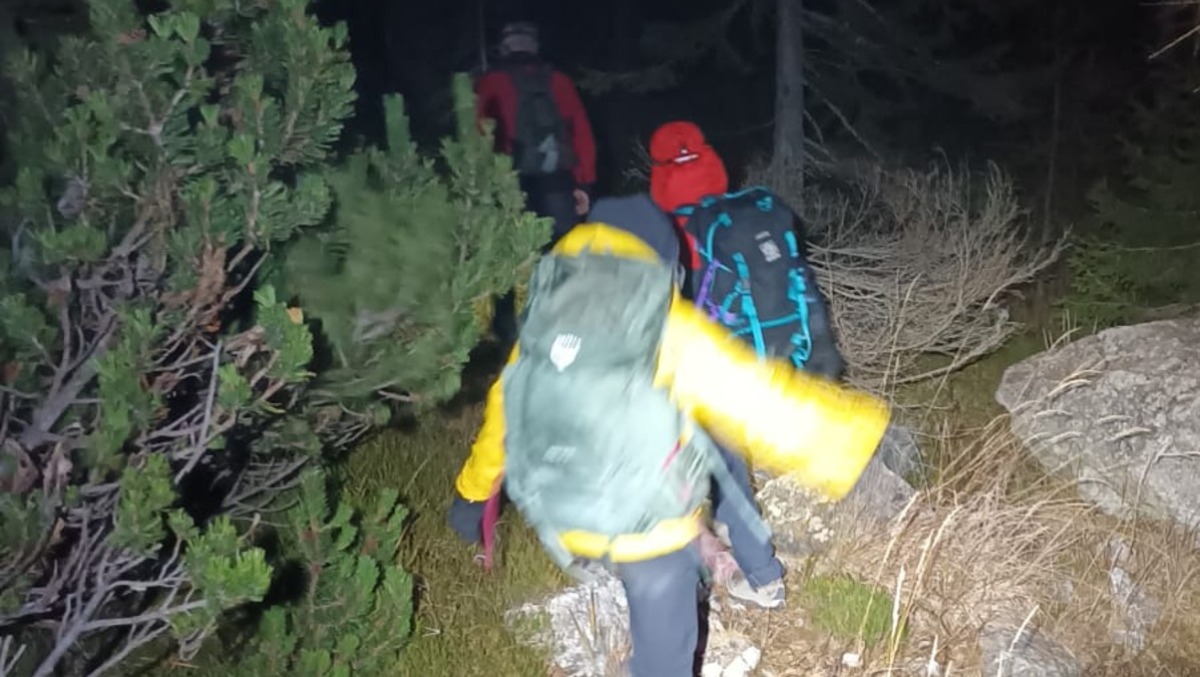 Due giovani bloccati al buio sul sentiero ghiacciato nei pressi di Passo della Mauria: soccorsi -